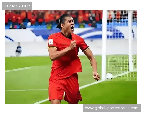 足球明星趣味模仿经典动作引发球迷热议与欢笑